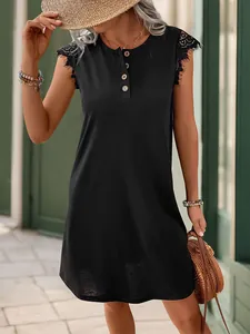 Robe d'été noire sans manches pour femmes avec dentelle et boutons style Henley