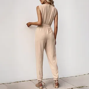 Combinaison beige sans manches pour femme avec taille cintrée et style été chic