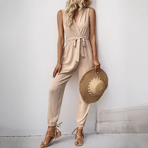 Combinaison beige sans manches avec col en V croisé et ceinture nouée pour l'été