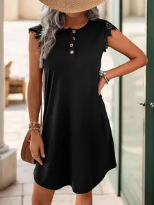 Robe d'été noire sans manches avec dentelle aux épaules et boutons décoratifs style vacances
