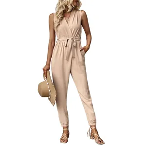 Combinaison beige sans manches à col en V avec ceinture nouée et bas élastiqués