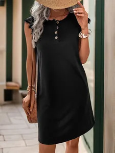 Robe d'été noire sans manches avec dentelle, col Henley à boutons et coupe décontractée