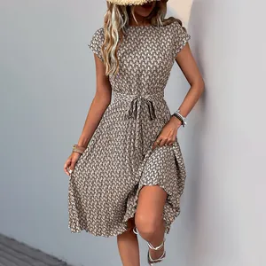 Short sleeve pleated dress with abstract print and waist tie for a stylish summer look
