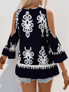 Boho-Bluse mit freien Schultern, Ethno-Print, Spitzenbesatz und Quasten-Bindeband