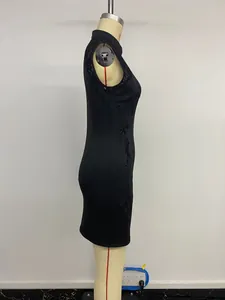 Détail de broderie florale sur une robe Qipao noire sans manches avec col officier