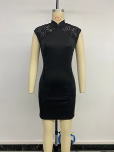 Détail du col montant et broderie florale sur une robe qipao noire sans manches