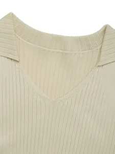 Detail von elegantem V-Ausschnitt Polokragen und gerippter Strickstruktur am Kleid