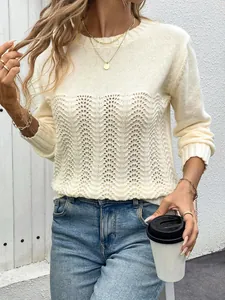 Pull en maille blanc cassé à col rond avec motifs ajourés ondulés et manches longues
