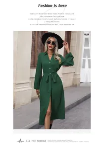 Dettaglio dell'abito a camicia verde scuro a maniche lunghe con bottoni e cintura in vita