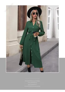 Dettaglio dell'abito a camicia a coste verde scuro con bottoni frontali e cintura regolabile