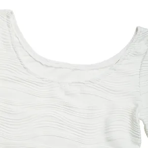 Nahaufnahme des weißen Rundhals-T-Shirts mit einer einzigartigen Wellenstruktur