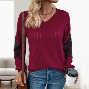 Burgunderrotes V-Ausschnitt Langarmshirt mit schwarzem Spitzenbesatz und Rippenmuster