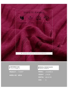 Makro-Detail von weinrotem V-Ausschnitt-Strickshirt mit weicher vertikaler Rippenstruktur