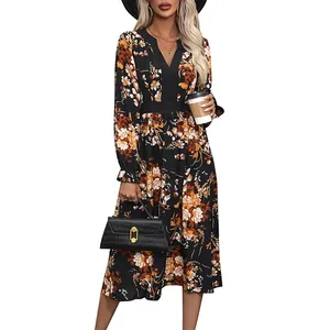 Robe longue fleurie élégante à col en V noir avec motifs orange et taille cintrée