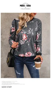 Scatto street style di una felpa grigia con rose rosa e polsini neri a costine