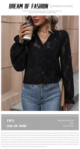 Détails d'une blouse en dentelle avec col en V, poignets volantés et tissu texturé