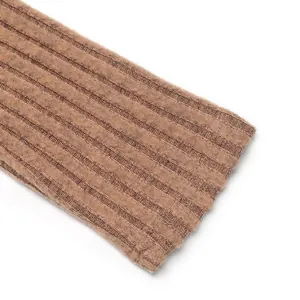 Dettaglio del tessuto in maglia marrone con texture a coste verticali e fibra morbida