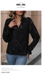 Détail d'une chemise noire à manches longues avec dentelle et décolleté en V