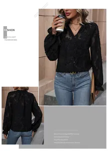 Détail du chemisier noir en dentelle avec col en V, broderie florale et tulle