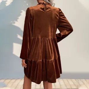 Robe élégante en velours marron caramel avec col volanté et jupe à plusieurs niveaux