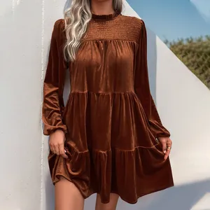 Robe longue élégante en velours marron à manches longues avec col montant plissé