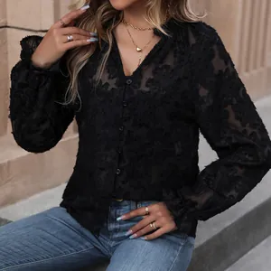 Chemisier élégant en dentelle noire à manches longues avec col en V et broderie