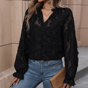 Chemise noire élégante à col en V avec patchwork de dentelle et jacquard floral chic