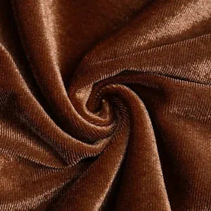Vue macro détaillée de la texture du velours marron foncé avec un lustre soyeux chic