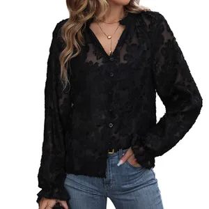 Chemise noire à manches longues col V avec texture florale et poignets à volants