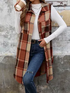 Detail van de geruite mouwloze vest met revers en knopen in vintage-stijl
