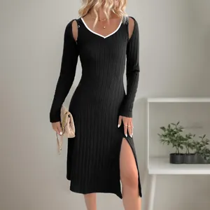 Abito in maglia nera aderente con scollo a V a contrasto, spalle scoperte e spacco laterale