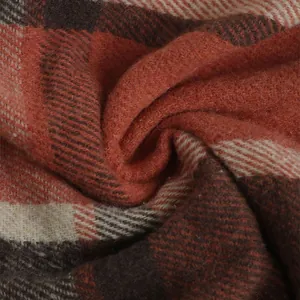 Detailopname van retro geruite stof met zachte geborstelde textuur in bruin en oranje