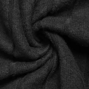 Primo piano del tessuto a maglia nera a coste con trama morbida e motivi verticali