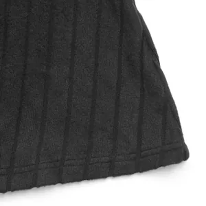 Dettaglio del tessuto a costine nere con strisce verticali e cuciture rifinite con cura