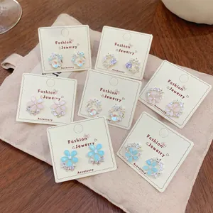 Set orecchini a ghirlanda con farfalla e fiori in zirconi dai toni pastello di lusso
