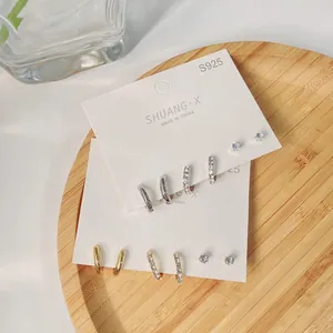 S925 Sterling Silber Creolen-Set mit Zirkonia-Steinen auf einem dekorativen Holztablett