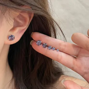 Orecchini a perno con zirconia viola con montatura a griffe in sei diverse dimensioni