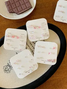 Wochen-Set mit rosa Kirschblüten und Schmetterlings-Ohrsteckern auf Zierkarten