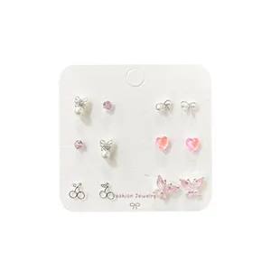 Set mit 6 Paaren Kirschblüten und rosa Schmetterlings Ohrsteckern auf weißer Karte