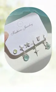 Dettaglio di un set di 6 orecchini in argento S925 con bolle marine blu e stelle