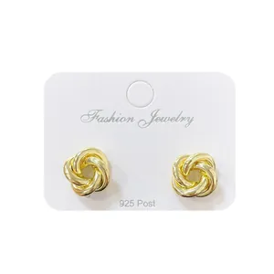 Élégantes boucles d'oreilles nœud doré avec tiges en argent 925 sur carte blanche