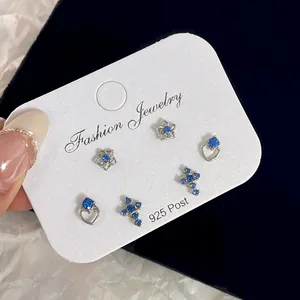 Set di tre paia di orecchini a lobo in argento con stelle, cuori, croci e cristalli blu