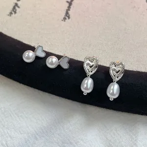 Set di orecchini a cuore e perle d'argento con modelli a lobo e pendenti eleganti