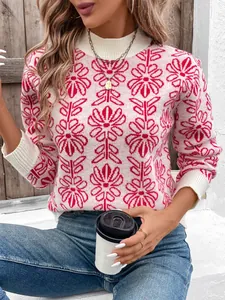 Dettaglio maglione in maglia jacquard rosa con polsini a coste e collo a lupetto