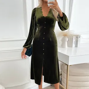 Robe mi-longue en velours vert foncé avec col en V festonné et fente sur le devant
