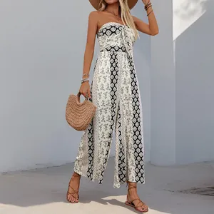 Detail eines Boho-Jumpsuits mit weitem Bein, geometrischen Mustern und Bindeband vorne
