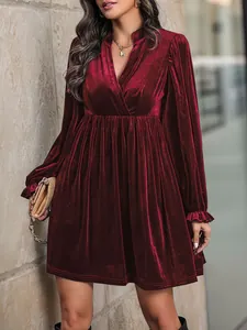 Détail de robe en velours bordeaux avec poignets à volants élégants et texture brillante