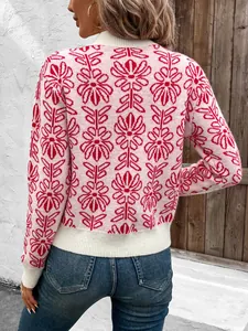 Dettaglio maglione rosa in maglia jacquard con polsini e orlo a coste bianche su modella