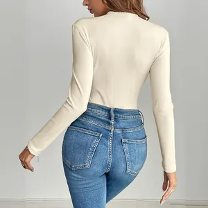 Vue de dos d'un body beige à manches longues en maille côtelée avec jean bleu