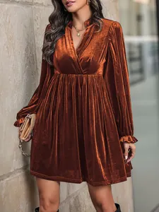 Détail de la robe en velours à col V couleur bronze avec plis et manches à volants